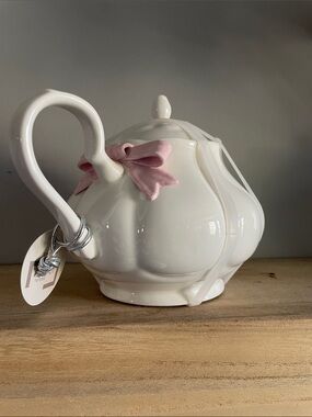 Crofton Teapot- Pink and White Ribbon Bow Aldi